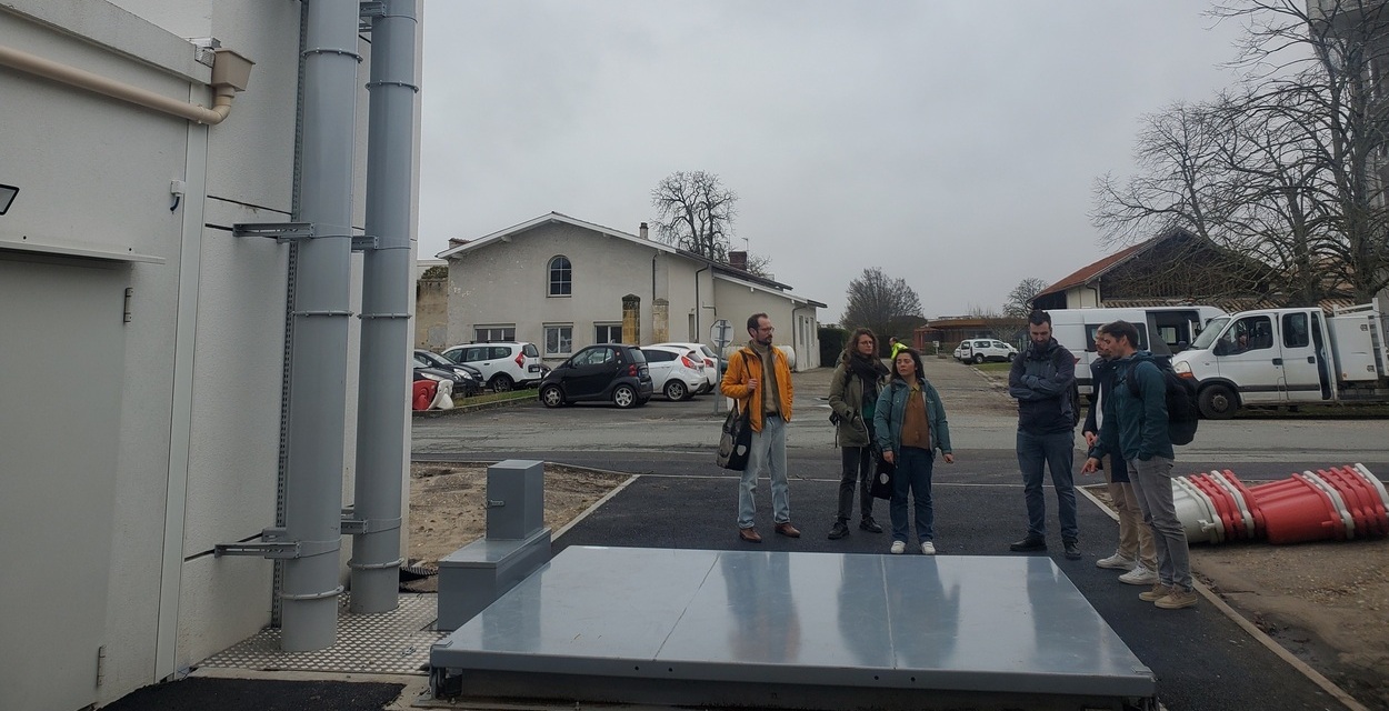 Devant la zone de livraison des plaquettes